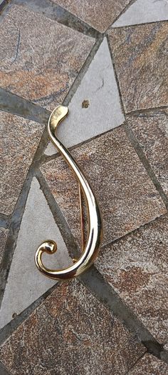 Vintage jewelry is sold individually for 5 to 10 euros