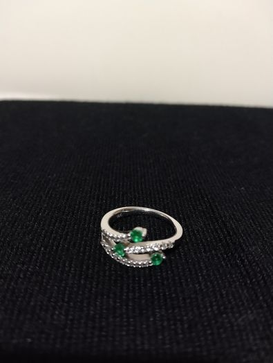 18ct white gold diamond and emerald dress ring