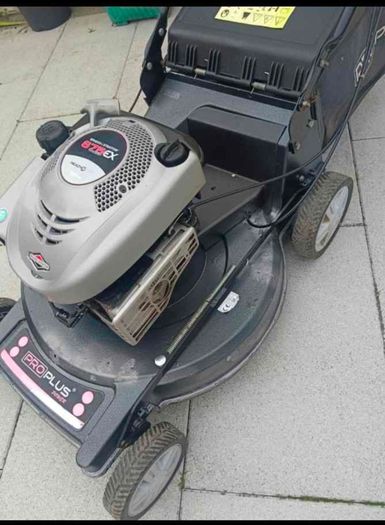 Pro Plus self or lawnmower with Briggs and stratton engine 675 EX series 190 cc and 23 inch aluminium cut in excellent working condition with full service.
