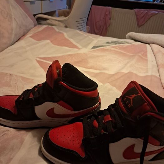 Jordans high top trainers unisex size 5