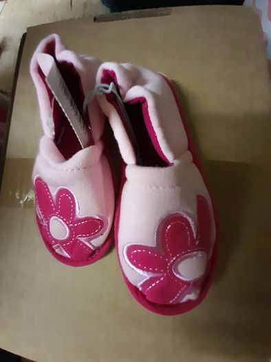 Girls slippers Size 8. Brand new