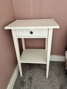 2 bedside lockers