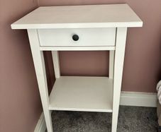 2 bedside lockers