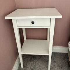 2 bedside lockers