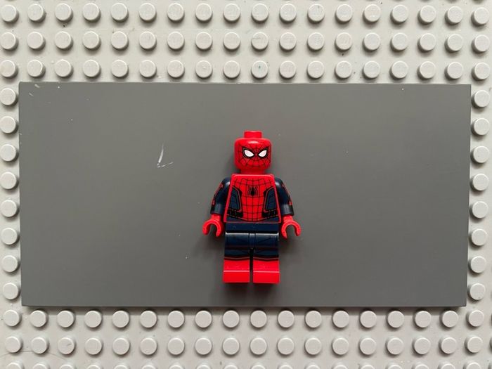 lego super heroes sh0420 Spider-Man minifigure- Black Web Pattern, Red Torso Small Vest, Red Boots