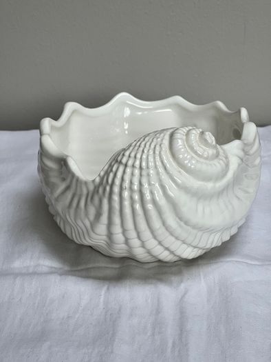 Shell shaped bowl