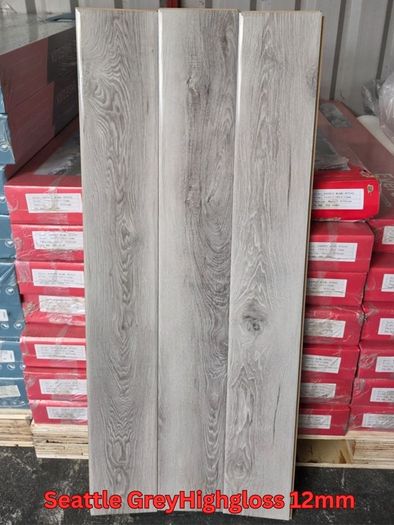 New Laminated Flooring Ac4 Rated Free Delivery