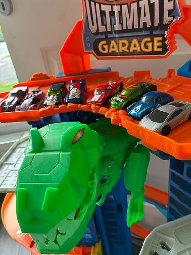 Hot wheels Ultimate Garage and cars