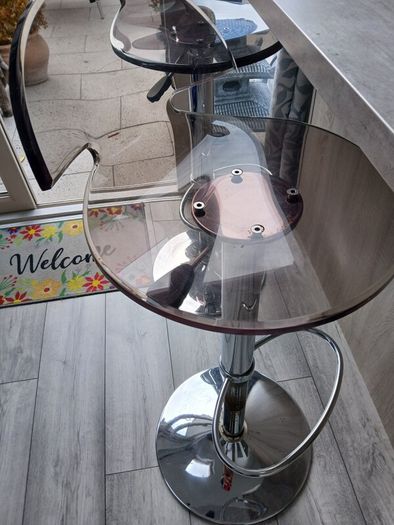 2 bar stools