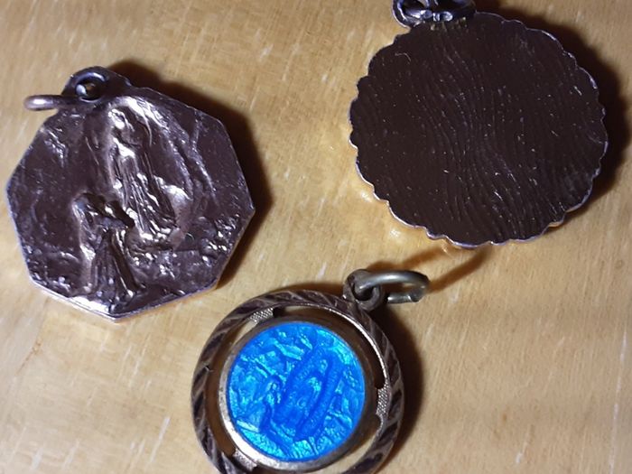 three yellow metal religious medals (m), tub 3