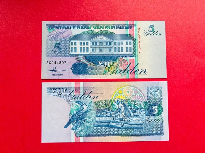 Suriname  5 Gulden  1991  Pick  136a. ( Uncirculated )