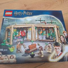 LEGO Harry Potter 76445 Hogwarts Castle: Herbology Class