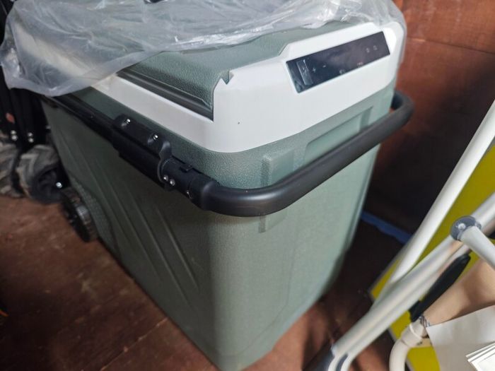 car refrigerator 60l   brand new still on warranty
