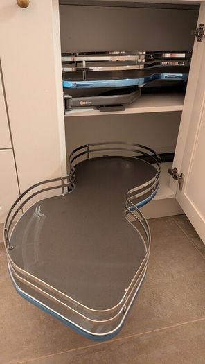 Kitchen corner pull out