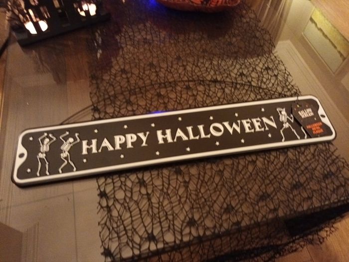 Brand new halloween metal hanging plaque