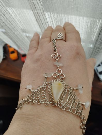 Bracelet-ring with rose quartz.
