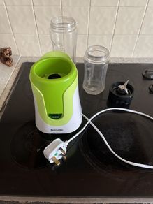 Brenville blender with 2 cups