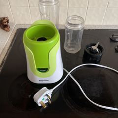 Brenville blender with 2 cups