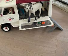 Schleich mobile Vet truck