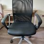 Black mesh office chair Image 3