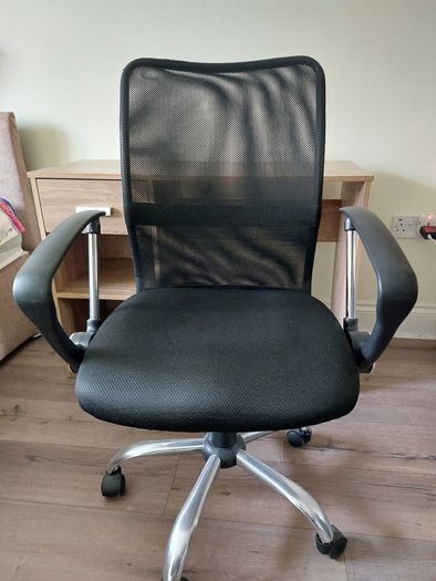 Black mesh office chair