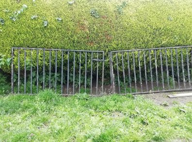Gate solid steel black