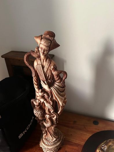 statue
