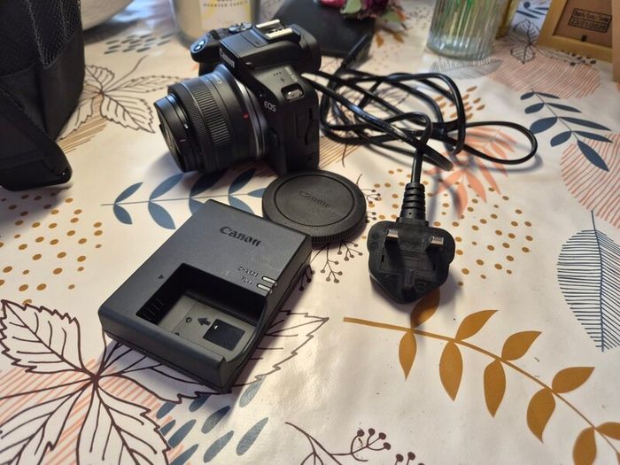 Canon EOS R100 Kit - Like New - 18-45mm + Bag