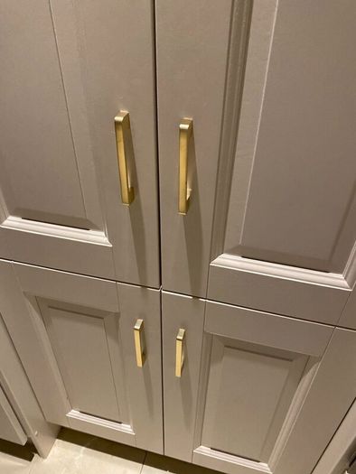 Kitchen & Island with 3nr Leather Stools & Pendant
