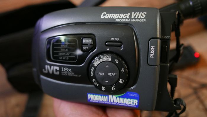 JVC GR-AX337E Compact VHS Camcorder + Carry Bag & Charger (the battery doesn't hold a charge - it works perfectly on the charger)