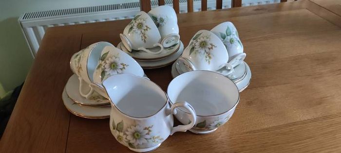 Vintage pretty Duchess Felicity 454 bone china