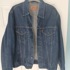 levis jacet