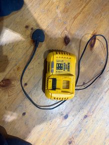 dewalt dcb118 battery fast charger