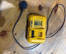 dewalt dcb118 battery fast charger