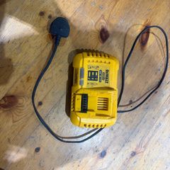 dewalt dcb118 battery fast charger