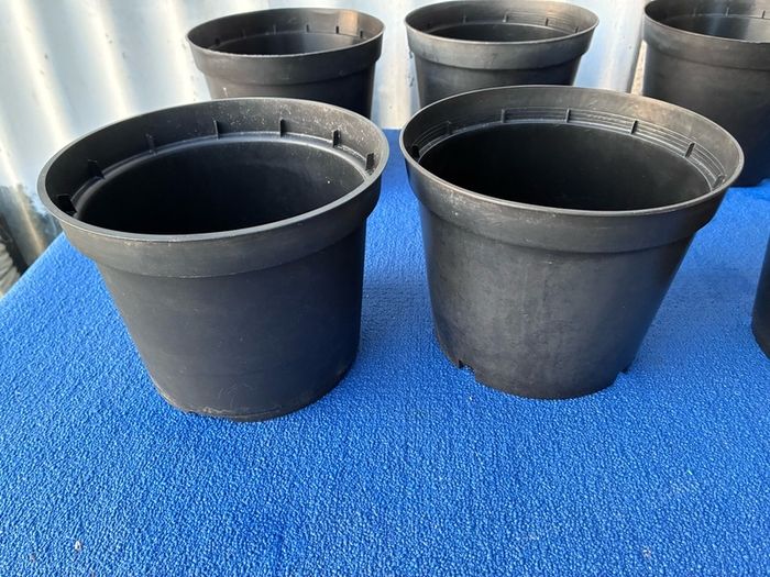 8 plastic flower pots