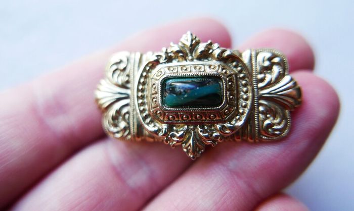 Vintage gold tone brooch with Green Faceted Stone