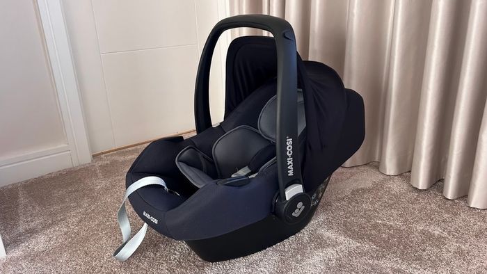 Like-New Maxi-Cosi TINCA Car Seat in Black & Grey & universal ISOFIX Maxi-Cosi FamilyFix2 for Preemie, Newborn, Baby, Toddler - 2 Piece Bundle