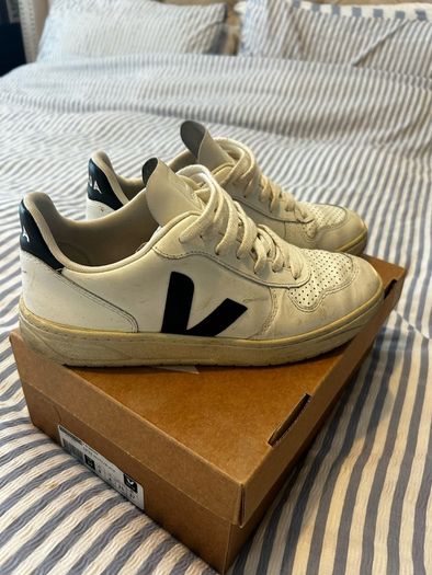 Veja white runners