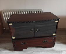 Vintage Mahogany-Style TV Stand / Media Cabinet (On Wheels)