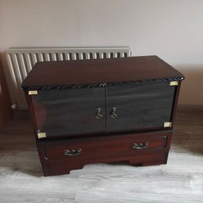 Vintage Mahogany-Style TV Stand / Media Cabinet (On Wheels)