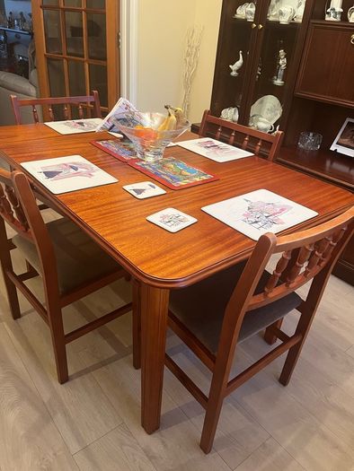 Extendable Dining Room & 4 Chairs