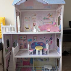 Doll house perfect condition