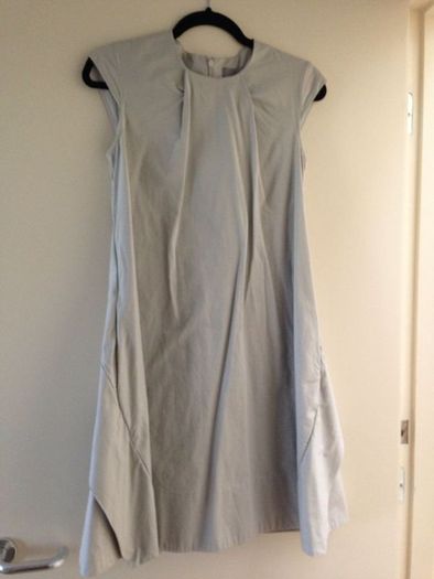Cos - grey pleat back dress