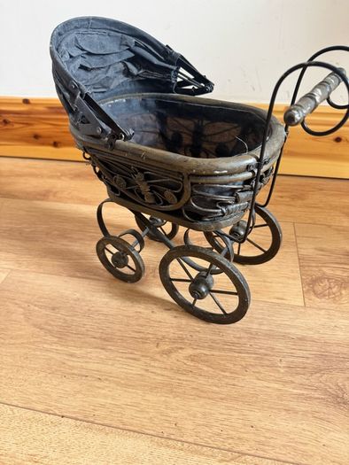 Antique type pram