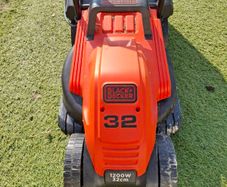 Electric lawnmower