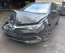 Breaking Toyota auris hybrid 2017