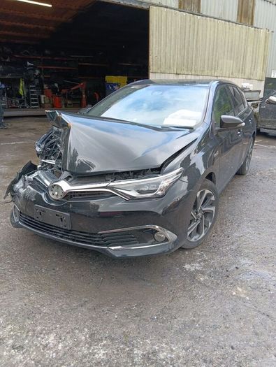 Breaking Toyota auris hybrid 2017