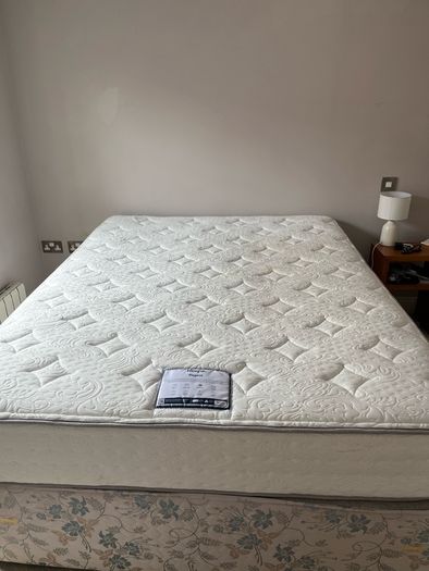 Respa king size mattress + base