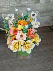 Artificial flower arrangement
